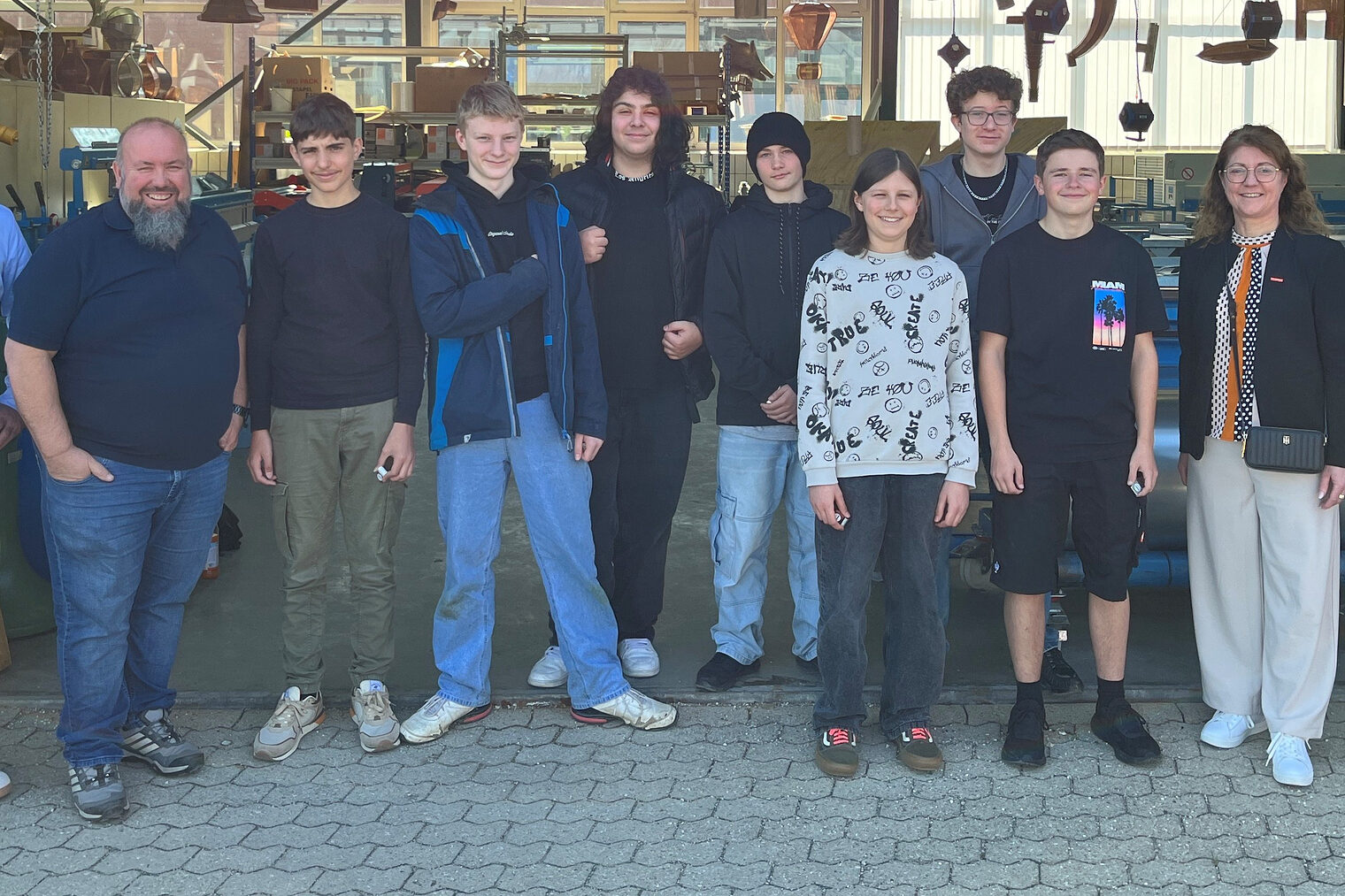 Vizepräsidentin Claudia Geiselhöringer und Bildungszentrumsleiter Matthias Kuhndörfer stehen mit den Schülern vor dem Bildungszentrum.