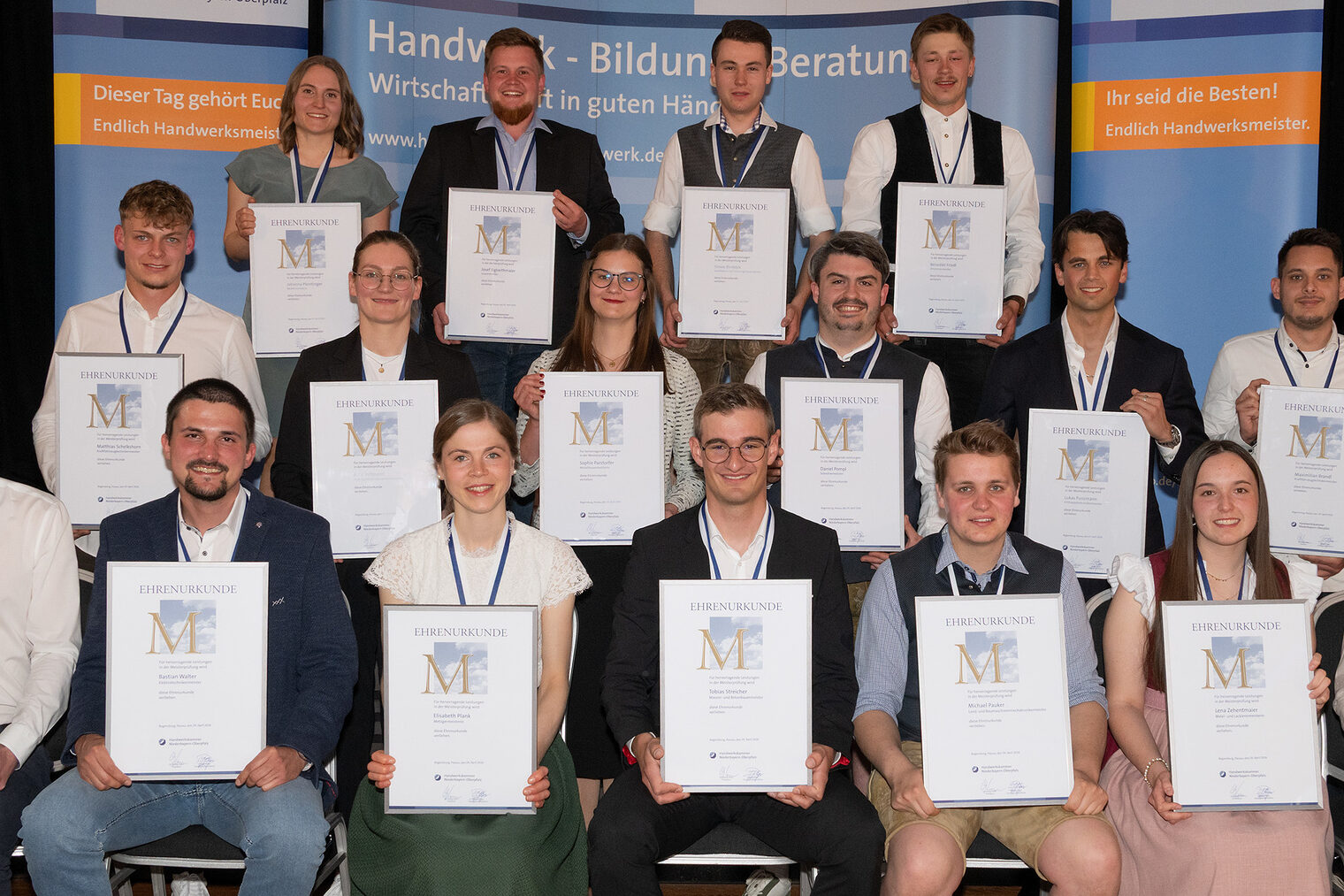 Gruppenbild der jahrgangsbesten Handwerksmeister 2025/2026 mit ihren Medaillen und Urkunden bei der Ehrung in Straubing.