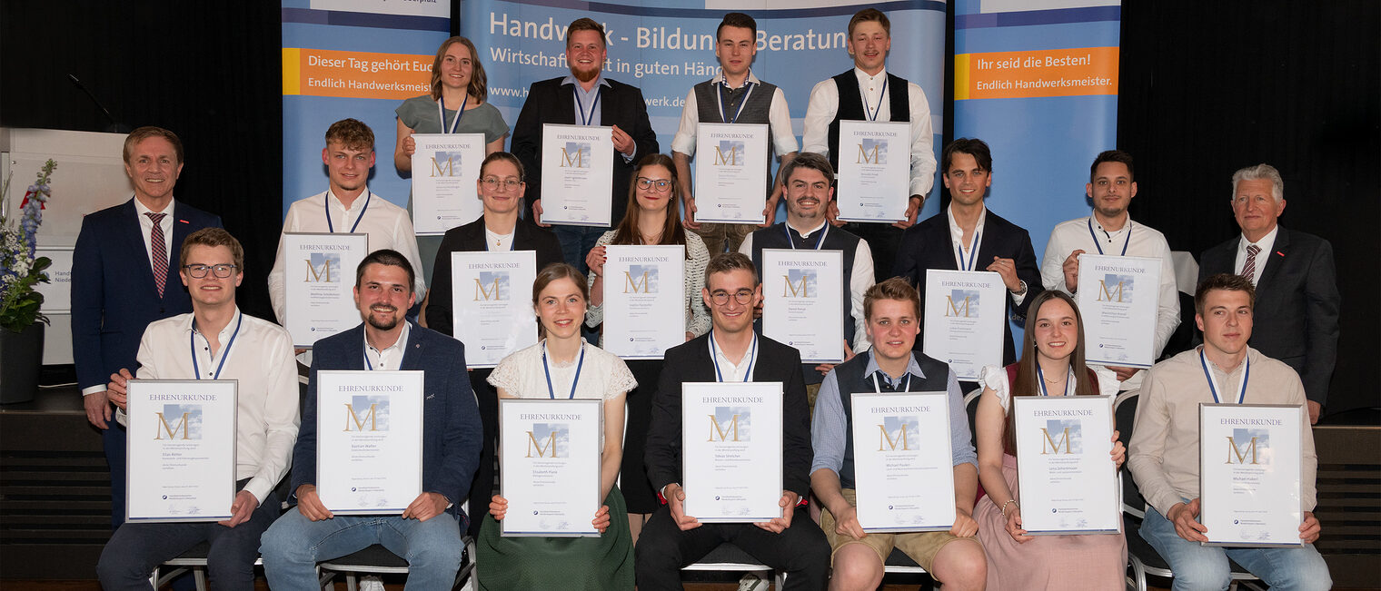 Gruppenbild der jahrgangsbesten Handwerksmeister 2025/2026 mit ihren Medaillen und Urkunden bei der Ehrung in Straubing.