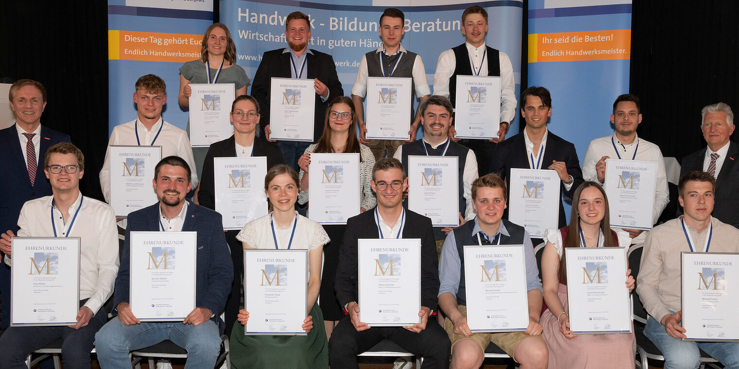 Gruppenbild der jahrgangsbesten Handwerksmeister 2025/2026 mit ihren Medaillen und Urkunden bei der Ehrung in Straubing.