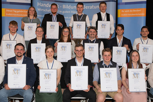 Gruppenbild der jahrgangsbesten Handwerksmeister 2025/2026 mit ihren Medaillen und Urkunden bei der Ehrung in Straubing.