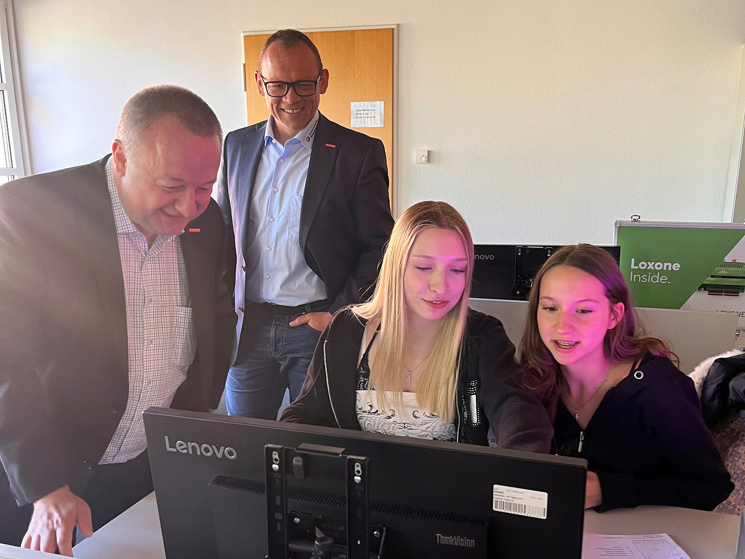 Der Vizepräsident und Leiter des Bildungszentrums schauten den Schülerinnen der Realschule Burglengenfeld über die Schulter. 