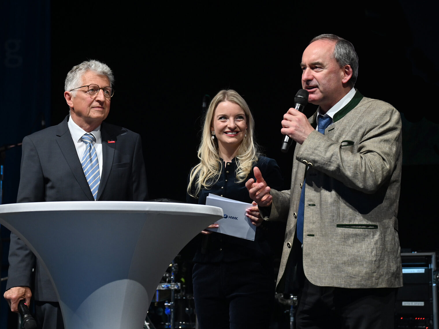 Auf der Bühne sprechen Vizepräsident Kastl, Moderatorin Valerie Fischer und Minister Hubert Aiwanger zum Publikum.