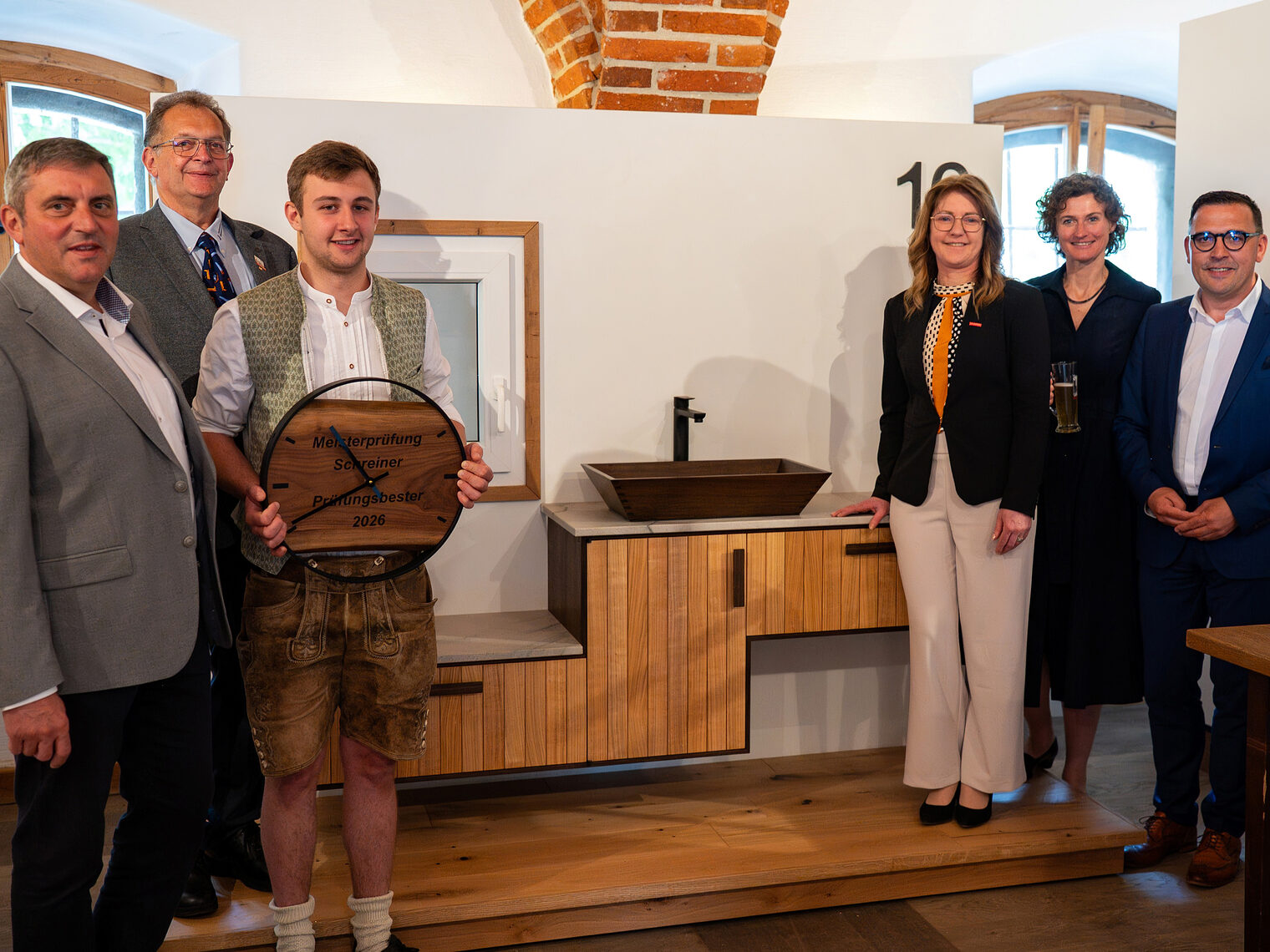 Die Ehrengäste waren sichtlich beeindruckt vom Meisterstück des Prüfungsbesten Stefan Müller: Er baute einen Waschbeckenschrank.