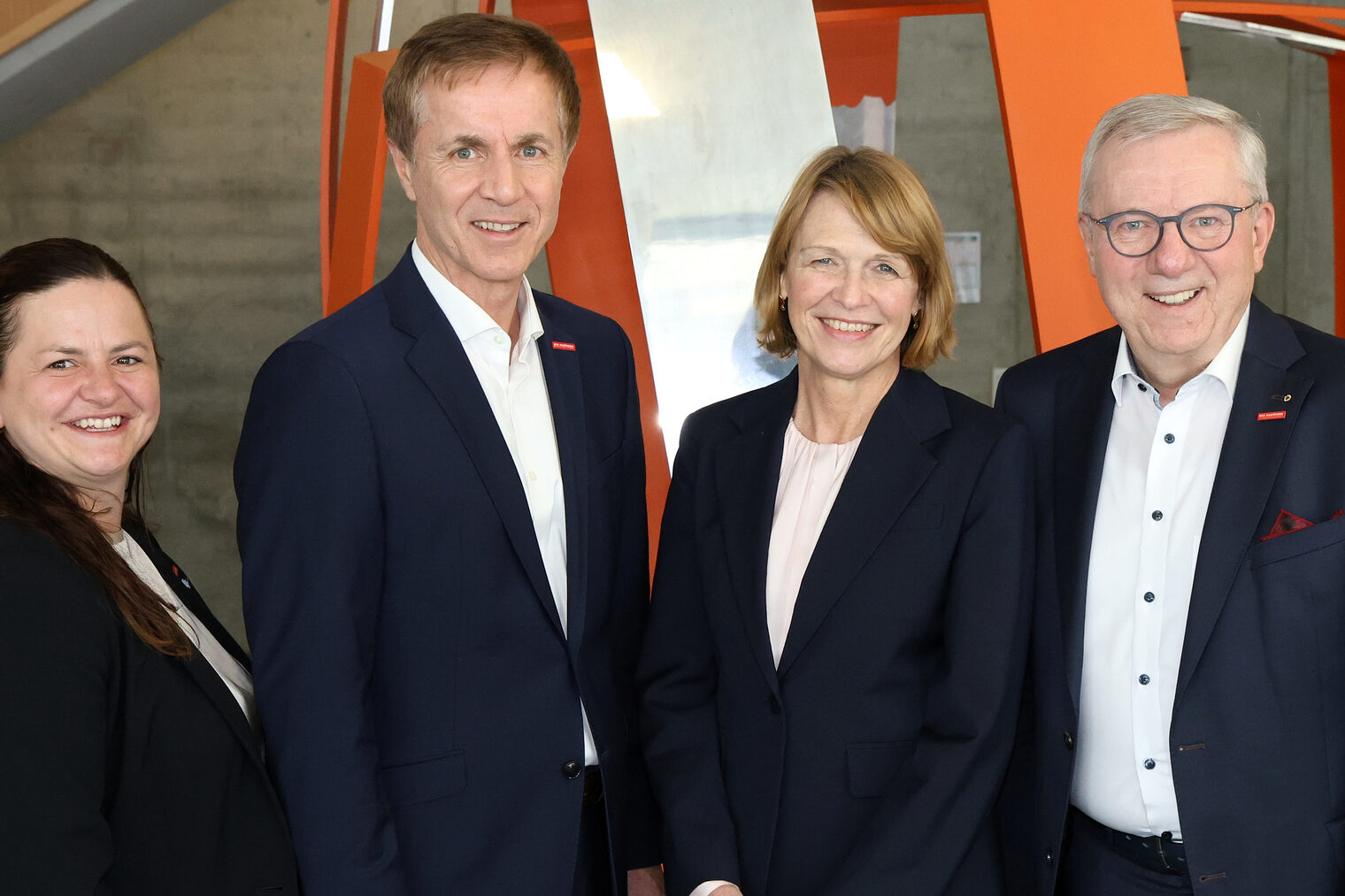 Elke Büdenbender zusammen mit den HWK-Vertretern Jürgen Kilger, Hans Schmidt und Kathrin Zellner im Foyer der Handwerkskammer.