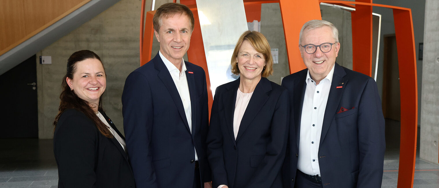 Elke Büdenbender zusammen mit den HWK-Vertretern Jürgen Kilger, Hans Schmidt und Kathrin Zellner im Foyer der Handwerkskammer.