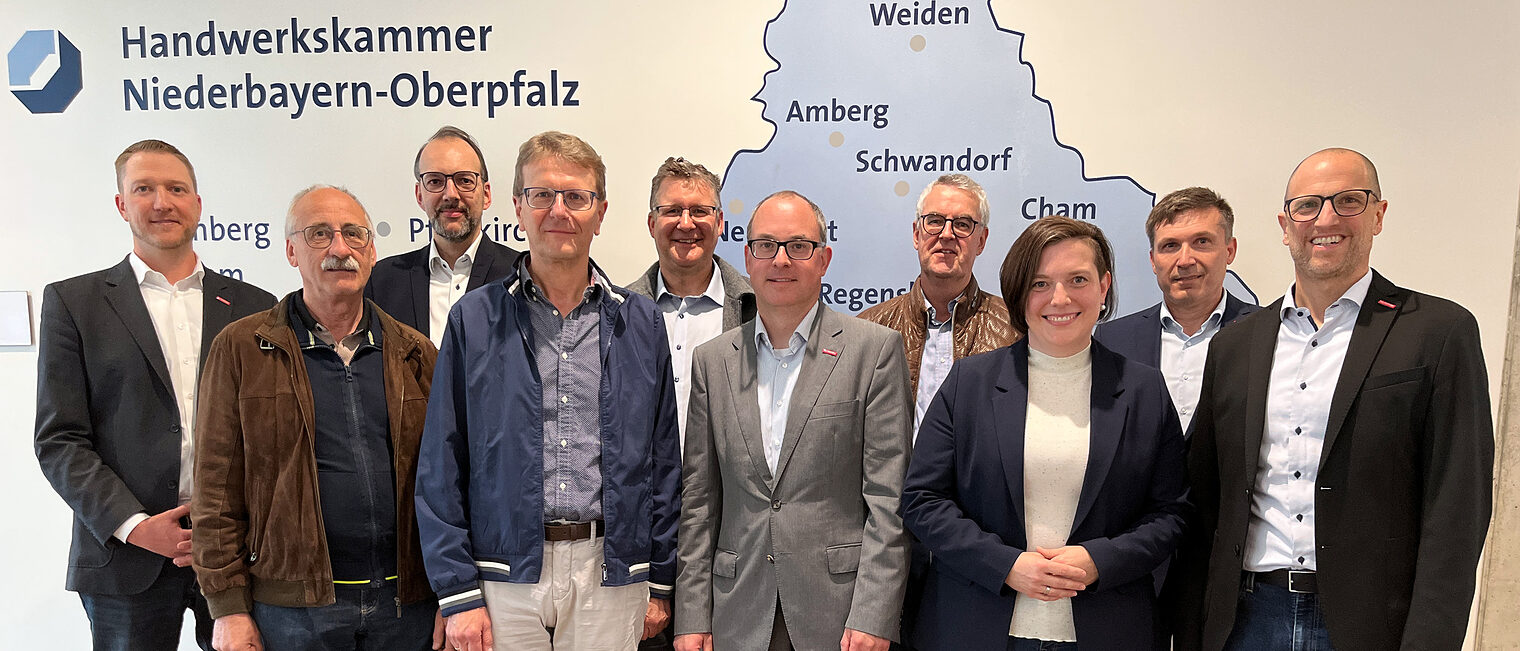 Die Verantwortlichen des Projekts "Neuordnung der Bauberufe" im Bildungszentrum in Regensburg. 