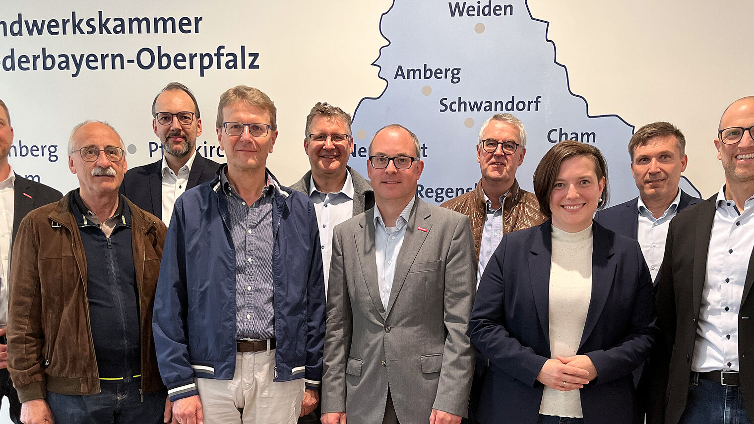 Die Verantwortlichen des Projekts "Neuordnung der Bauberufe" im Bildungszentrum in Regensburg. 
