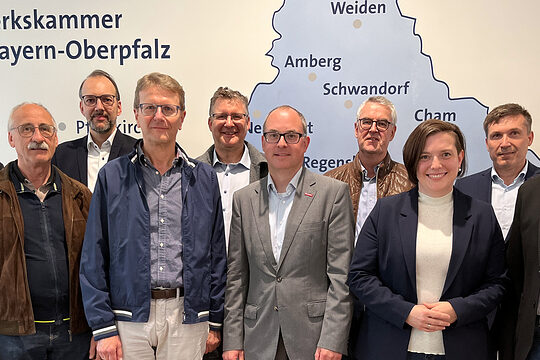 Die Verantwortlichen des Projekts "Neuordnung der Bauberufe" im Bildungszentrum in Regensburg. 