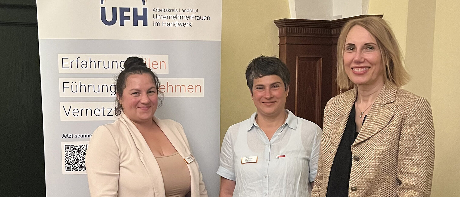 Das Vorstandsteam Laura Kavas und Maria Daxauer bedankte sich bei Speakerin Alexandra Lindner. Sie positionieren sich vor dem Banner der UFH.