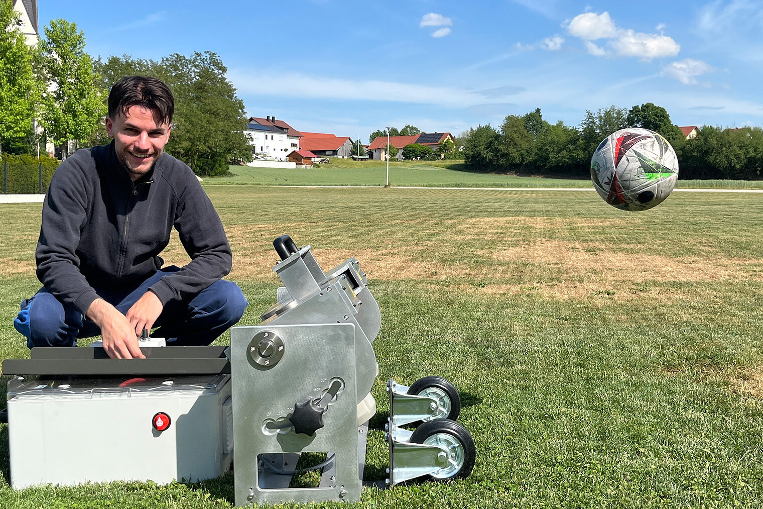 Markus Raab mit seinem Meisterstück - einer Ballschussmaschine. Auf dem Bild wird der Ball damit geschossen.
