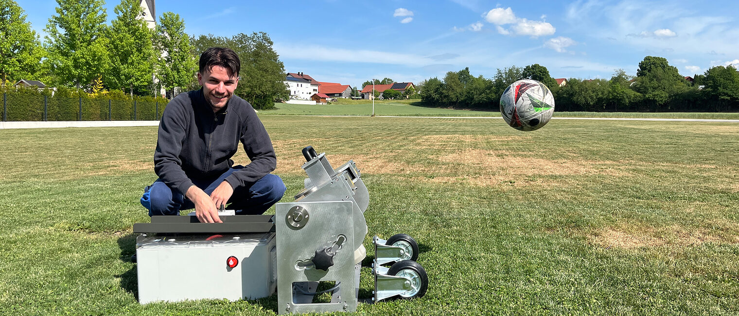 Markus Raab mit seinem Meisterstück - einer Ballschussmaschine. Auf dem Bild wird der Ball damit geschossen.