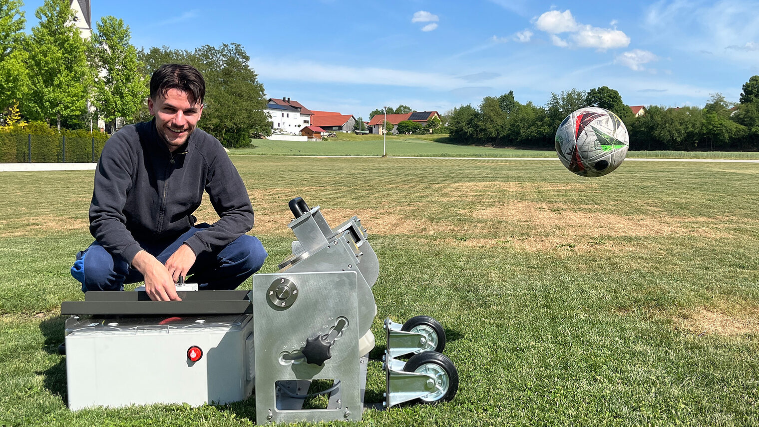 Markus Raab mit seinem Meisterstück - einer Ballschussmaschine. Auf dem Bild wird der Ball damit geschossen.