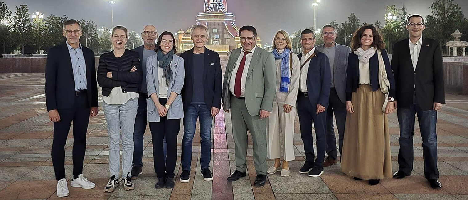 Die beteiligten Projektpartner rund um Wirtschaftsstaatssekretär Tobias Gotthardt bei der Delegationsreise nach Duschanbe. 