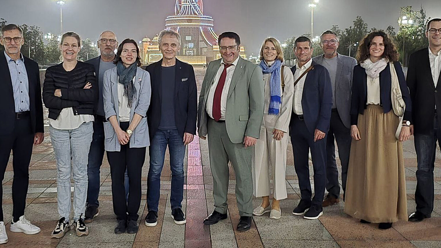 Die beteiligten Projektpartner rund um Wirtschaftsstaatssekretär Tobias Gotthardt bei der Delegationsreise nach Duschanbe. 