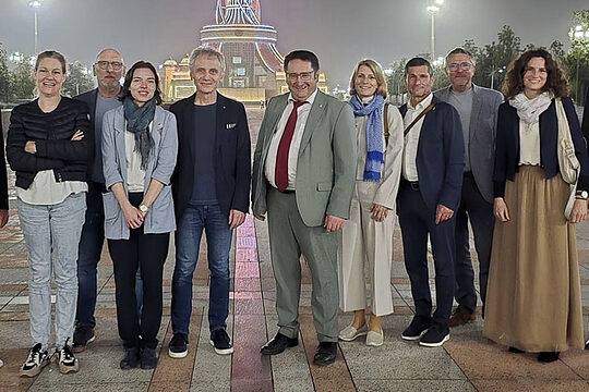 Die beteiligten Projektpartner rund um Wirtschaftsstaatssekretär Tobias Gotthardt bei der Delegationsreise nach Duschanbe. 