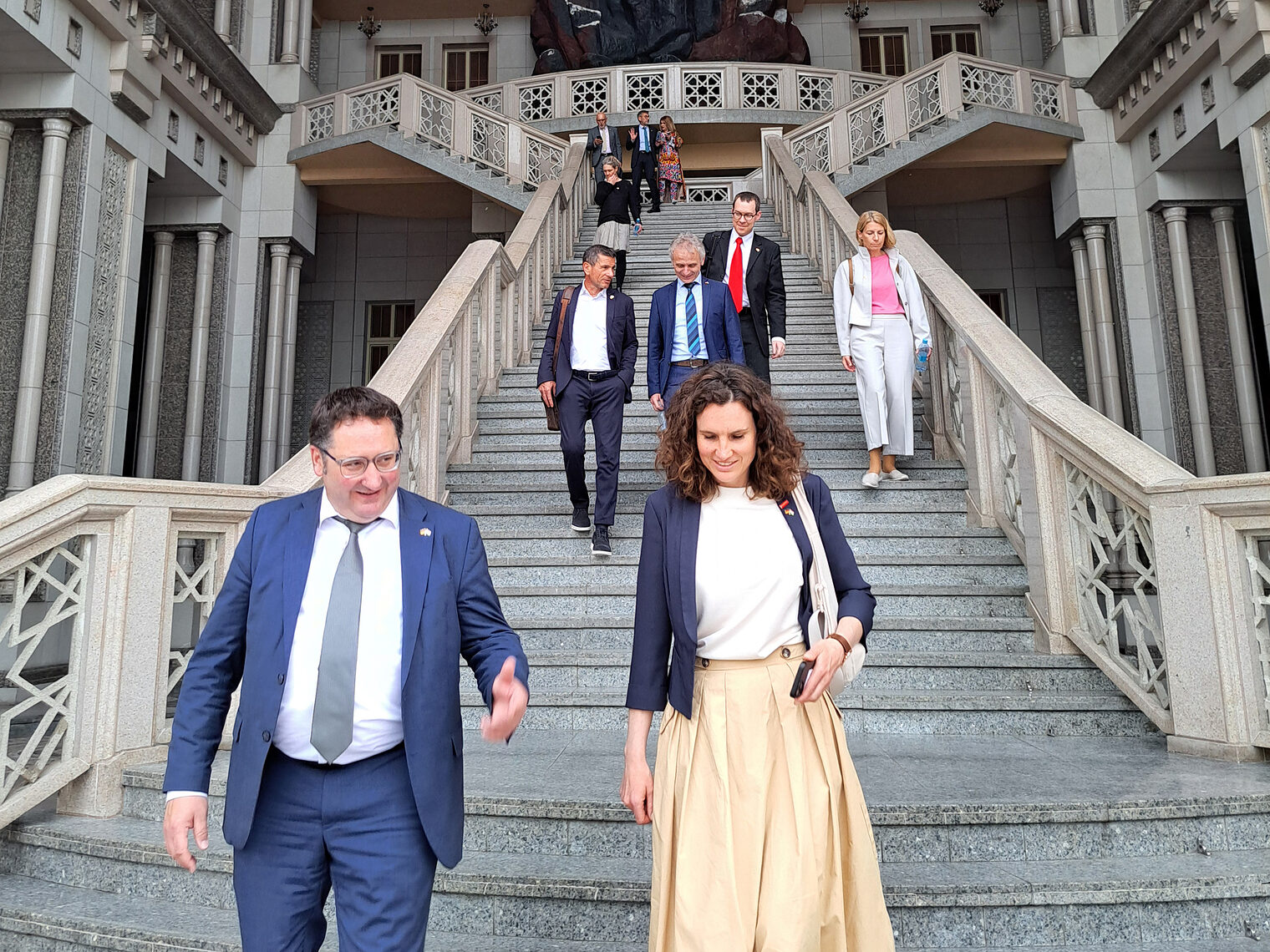 Wirtschaftsstaatssekretär Tobias Gotthardt und Abteilungsleiterin Katharina Wierer steigen gemeinsam die Treppen herab.