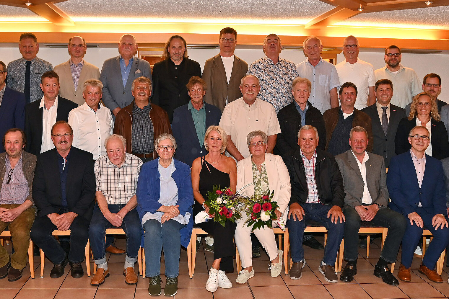 Die Geehrten Goldenen Meister blicken stolz in die Kamera. Die Damen halten Blumensträuße in den Händen.