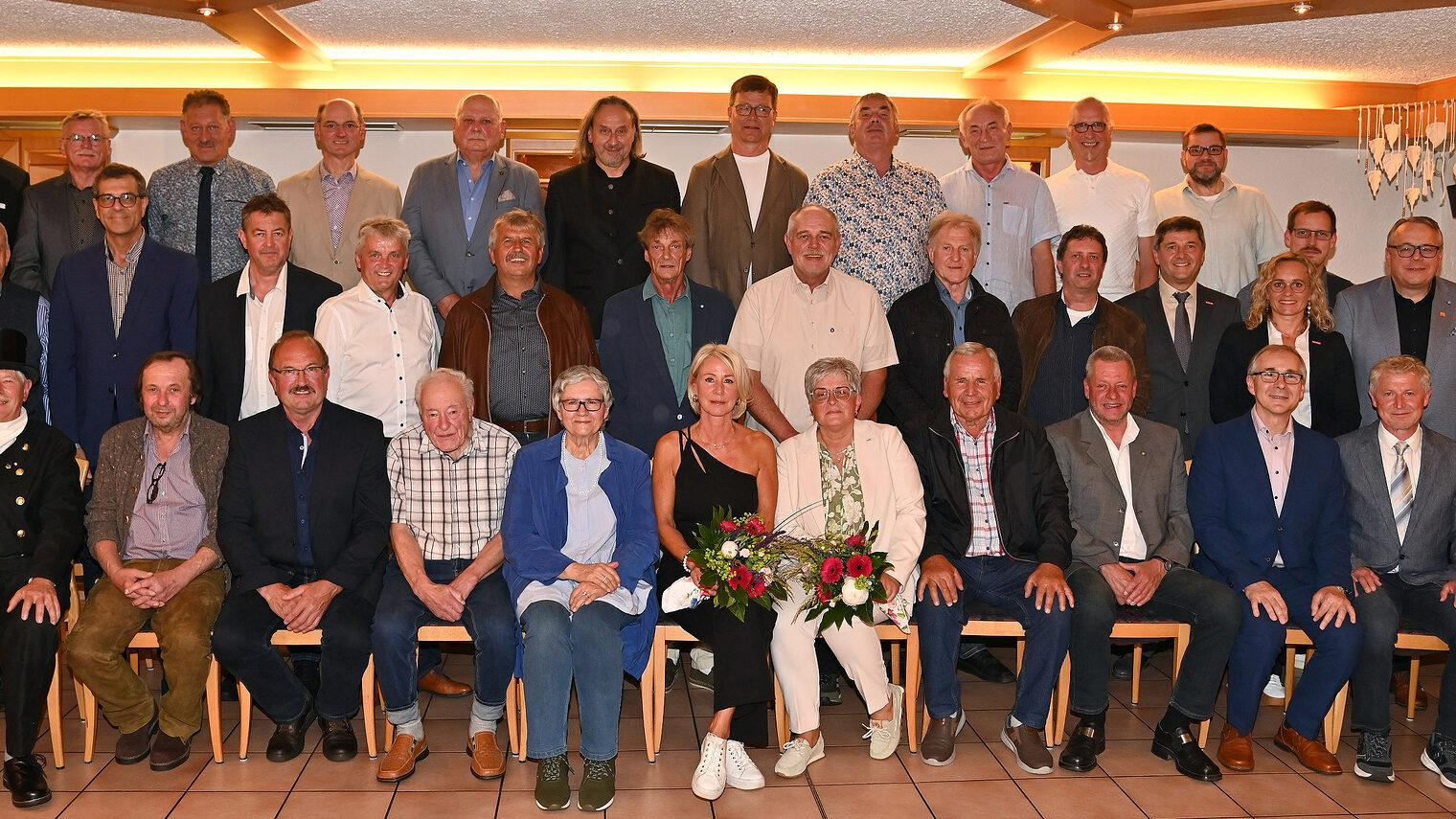 Die Geehrten Goldenen Meister blicken stolz in die Kamera. Die Damen halten Blumensträuße in den Händen.