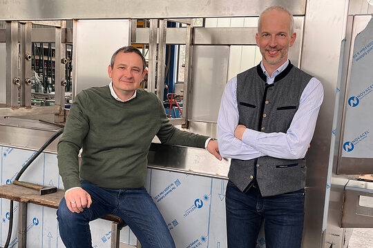 Geschäftsführer Georg Bohrer und Vertriebsleiter Johannes Scheck stehen in der Werkstatt der Bohrer Maschinenbau GmbH.