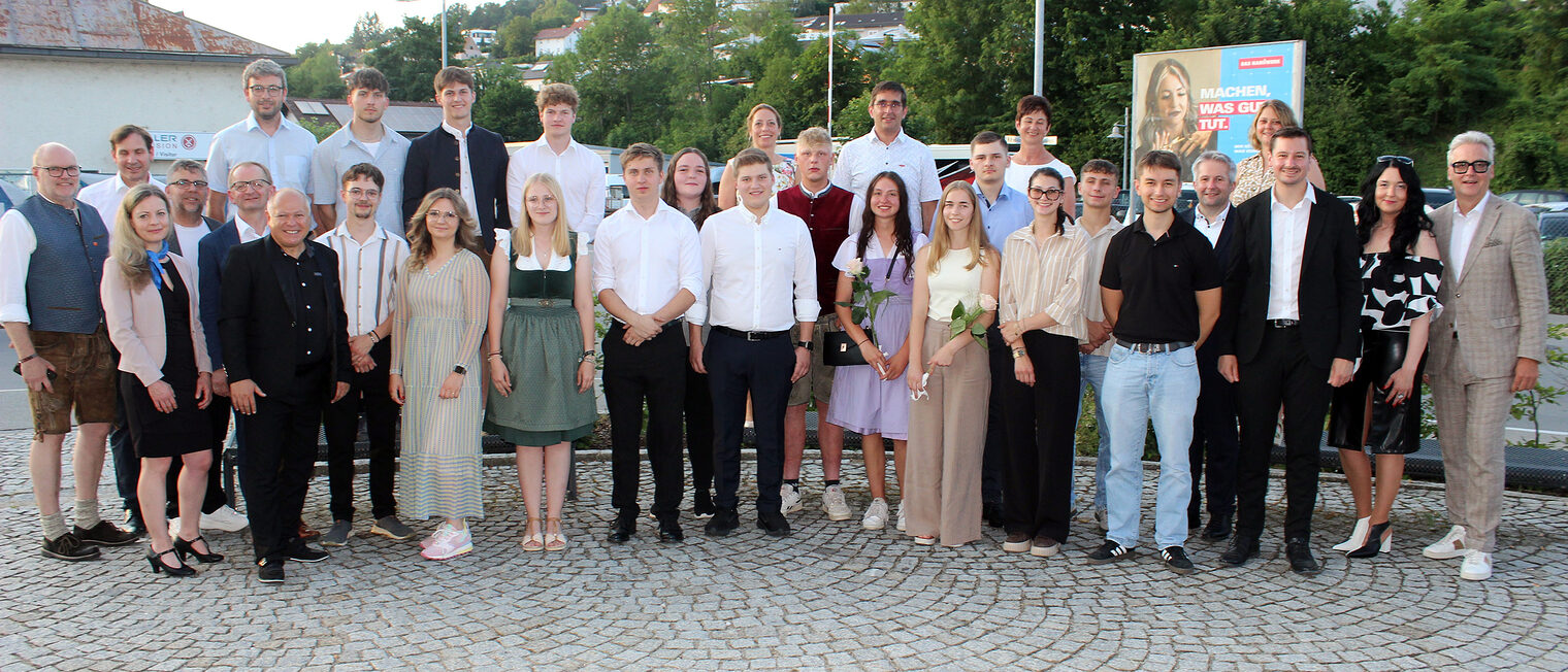 Die Prüfungsbesten aus den Gesellenprüfungen und die Kammersieger freuen sich mit den Ehrengäste über die Ehrung.