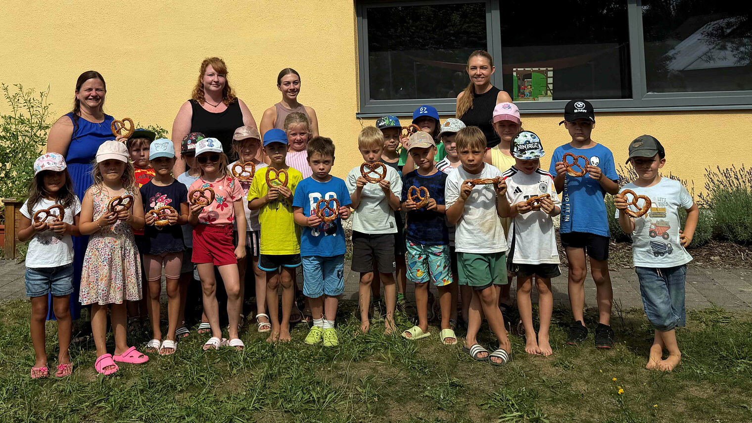 Vizepräsidentin Kathrin Zellner bedankte sich bei den Kindern des Kinderhauses St. Michael in Röhrnbach für die Teilnahme am Kita-Wettbewerb.