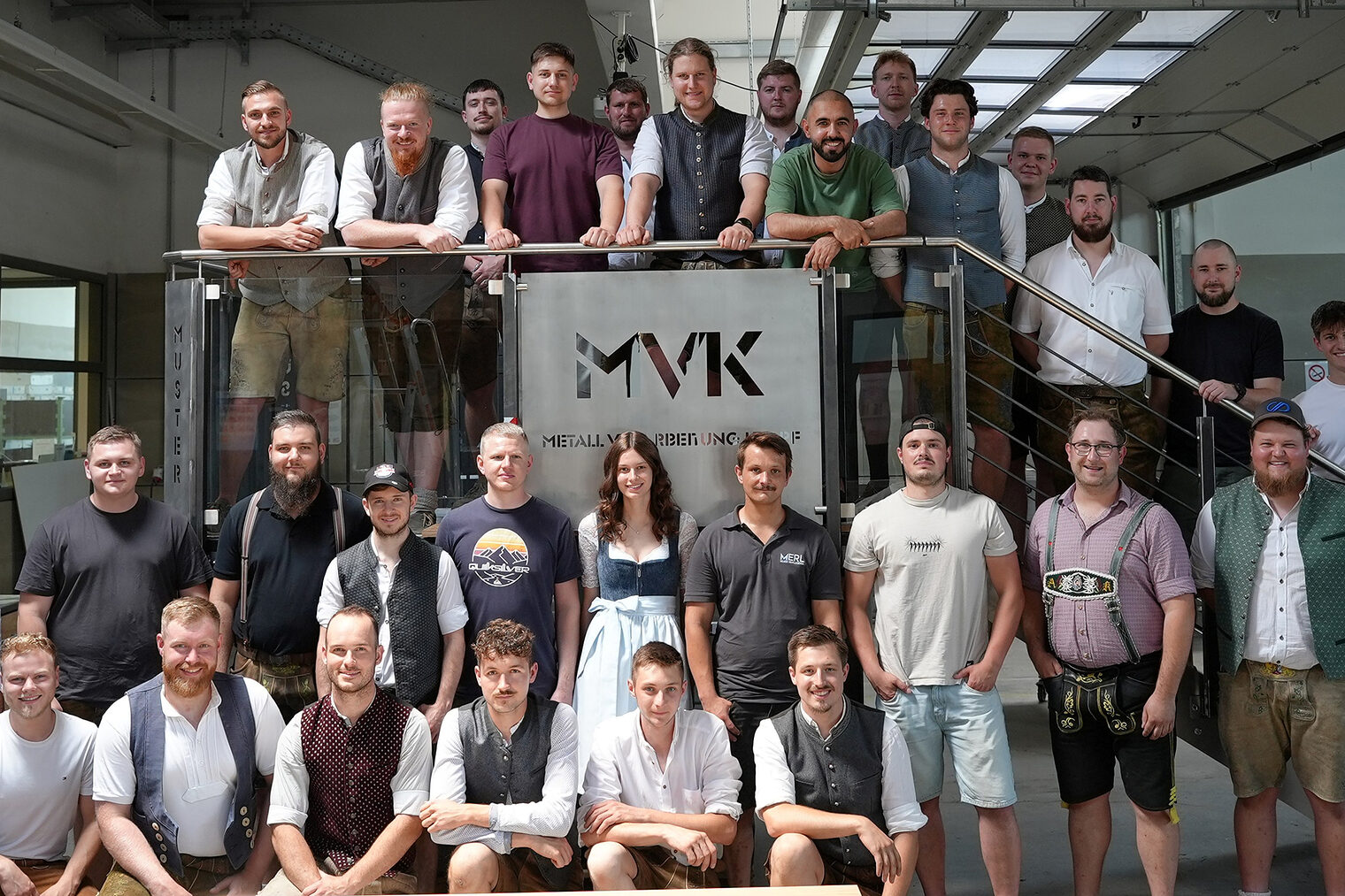 Die Absolventen des diesjährigen Meisterkurses Metallbau mit Kursleiter Peter Fitterer in der Metallhalle in Regensburg.