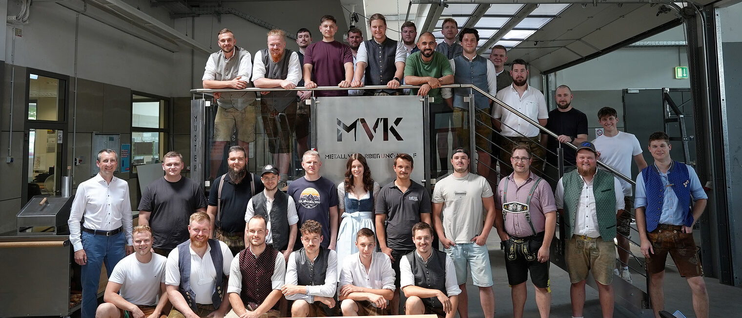 Die Absolventen des diesjährigen Meisterkurses Metallbau mit Kursleiter Peter Fitterer in der Metallhalle in Regensburg.