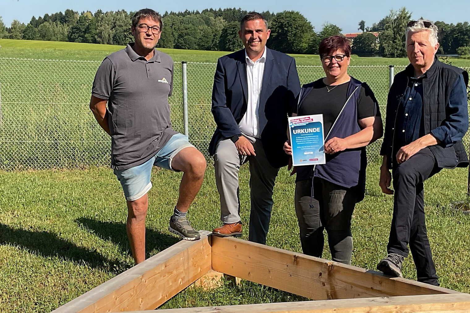 Karl Neumaier von der Zimmerei Neumaier, 1. Bürgermeister von Wiesenfelden Andreas Urban, Gruppenleiterin Michaela Kaun und HWK-Vizepräsident Hans Kastl.