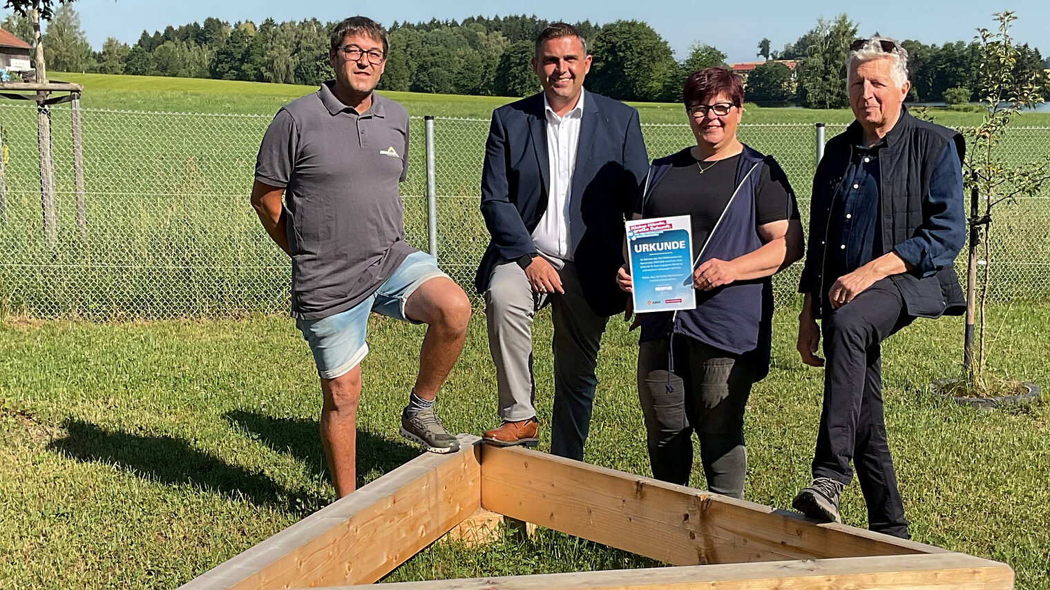 Karl Neumaier von der Zimmerei Neumaier, 1. Bürgermeister von Wiesenfelden Andreas Urban, Gruppenleiterin Michaela Kaun und HWK-Vizepräsident Hans Kastl.