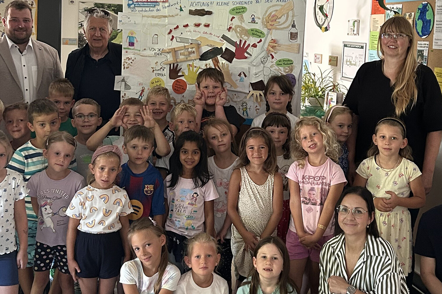 Die Kinder, Erzieherinnen und Erzieher der Kindertagesstätte Herz Mariä in Otzing mit den Ehrengästen.