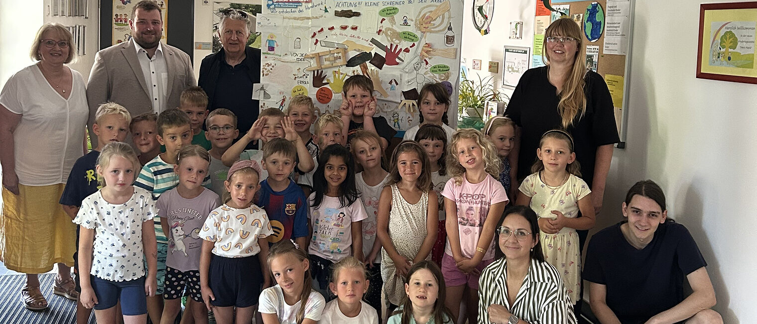 Die Kinder, Erzieherinnen und Erzieher der Kindertagesstätte Herz Mariä in Otzing mit den Ehrengästen.