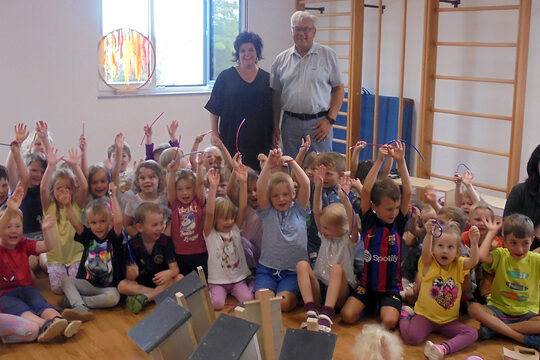 HWK-Vizepräsident Gerhard Ulm zu Besuch in der Kita St. Franziskus in Störnstein. Die Kinder freuen sich riesig über das Brezen-Frühstück.