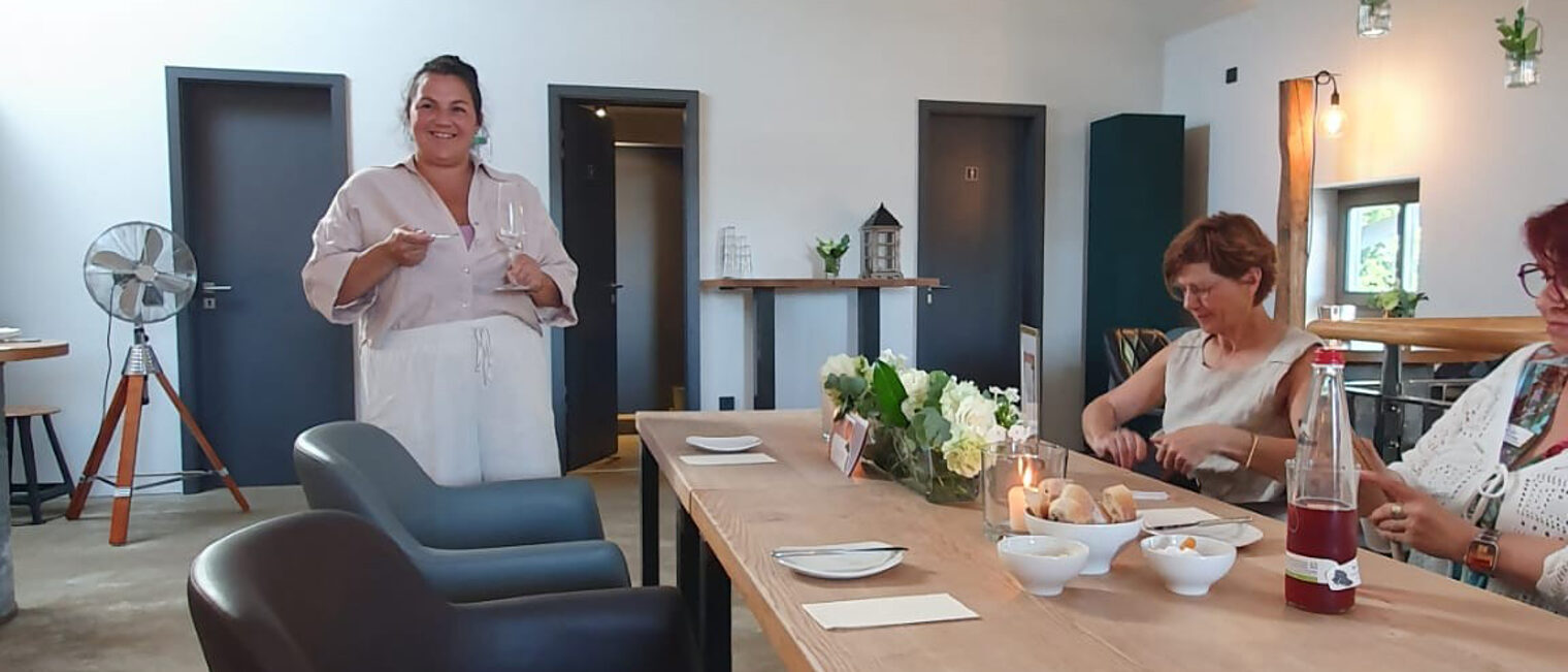 Laura Kavas beim Begrüßen der Teilnehmerinnen.