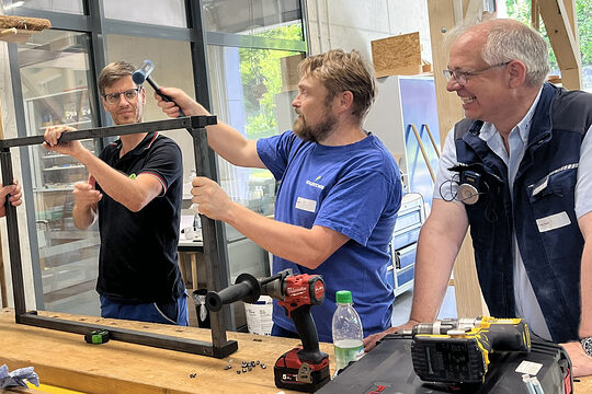 Die tschechischen und deutschen Workshop-Teilnehmer packten beim Bau der Außenküche gemeinsam an. 