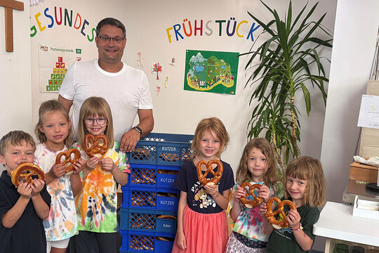 Mit einem Brezn-Frühstück bedankte sich HWK-Geschäftsführer Alexander Stahl bei den Kindern.