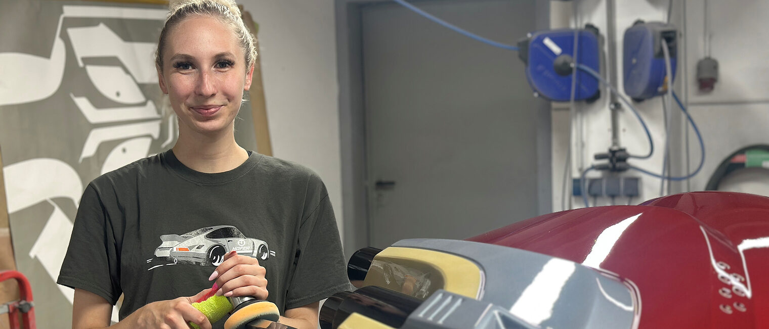 Fahrzeuglackiererin Elena Artmann liebt Designlackierungen und will Karriere im Handwerk machen. 