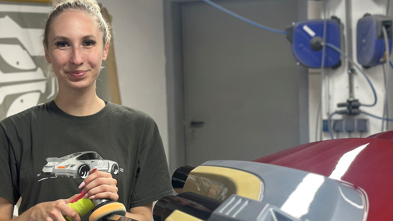 Fahrzeuglackiererin Elena Artmann liebt Designlackierungen und will Karriere im Handwerk machen. 