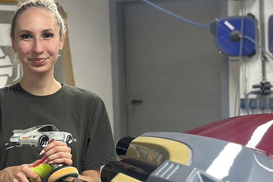 Fahrzeuglackiererin Elena Artmann liebt Designlackierungen und will Karriere im Handwerk machen. 