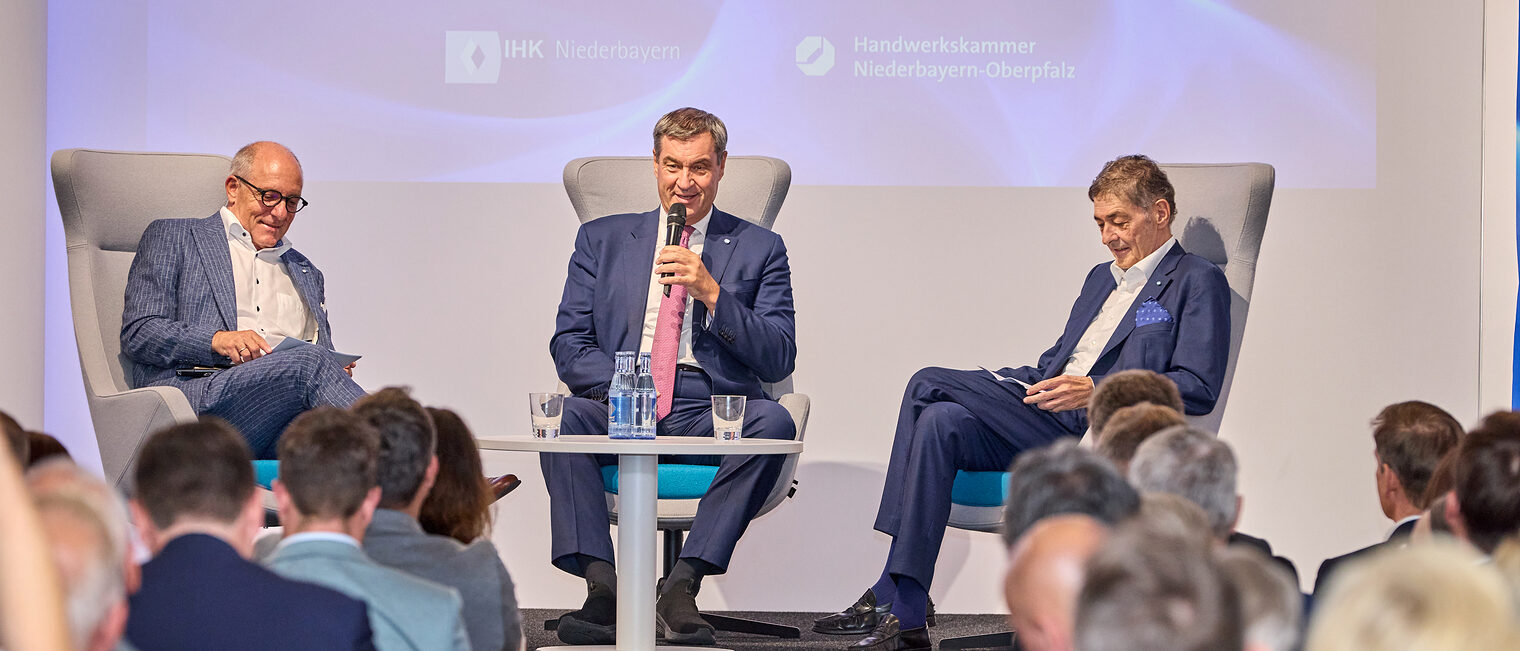 Ministerpräsident Dr. Markus Söder im Talk mit IHK-Präsident Thomas Leebmann (li.) und HWK-Präsident Dr. Georg Haber (re.)