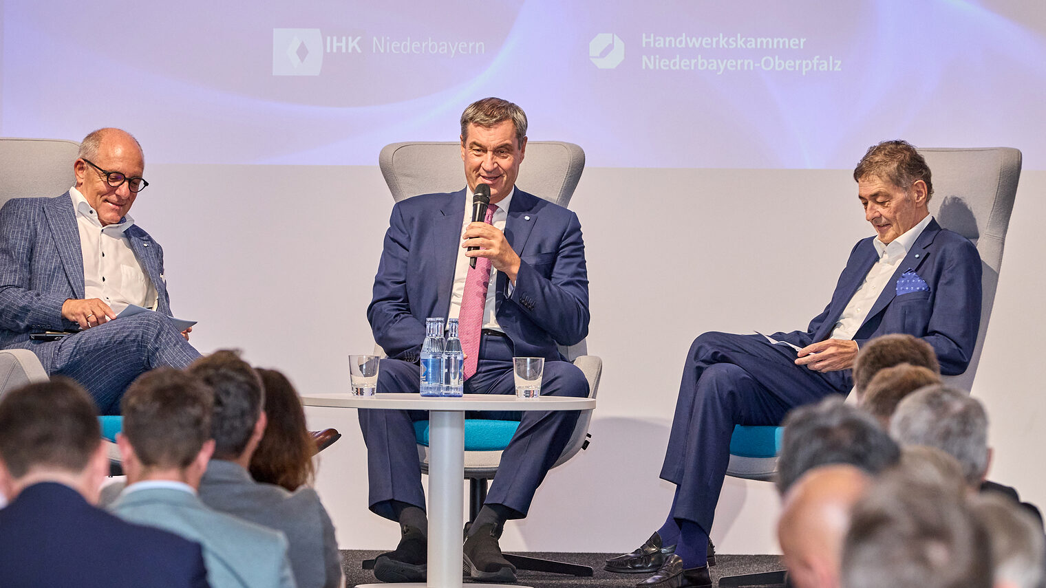 Ministerpräsident Dr. Markus Söder im Talk mit IHK-Präsident Thomas Leebmann (li.) und HWK-Präsident Dr. Georg Haber (re.)