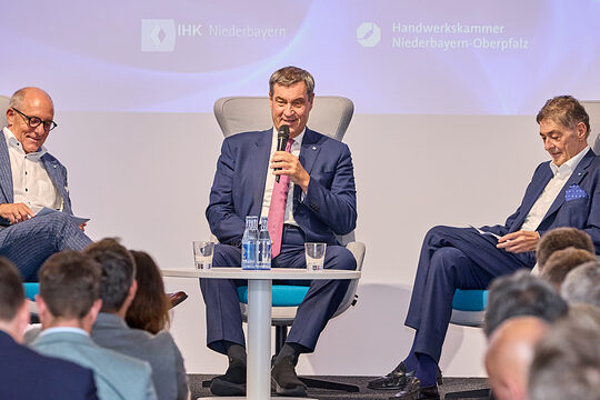 Ministerpräsident Dr. Markus Söder im Talk mit IHK-Präsident Thomas Leebmann (li.) und HWK-Präsident Dr. Georg Haber (re.)