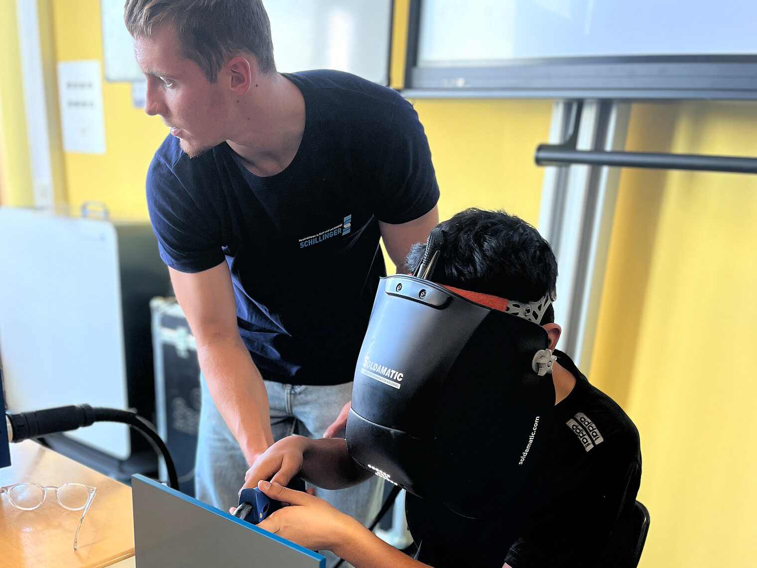 Beim Handwerksparcours in der Realschule Neutraubling probierten sich die Schüler auch beim virtuellen Schweißen aus. 