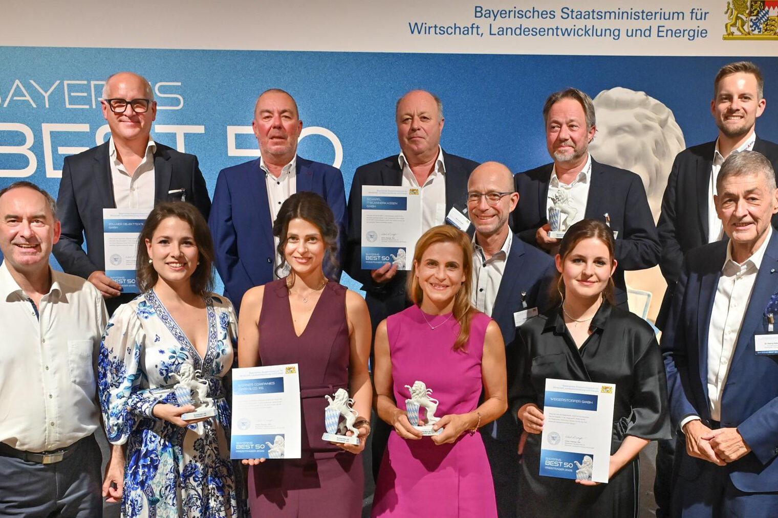 Bayerns Wirtschaftsminister Hubert Aiwanger und Präsident Dr. Georg Haber bei der Preisverleihung mit den Geehrten.