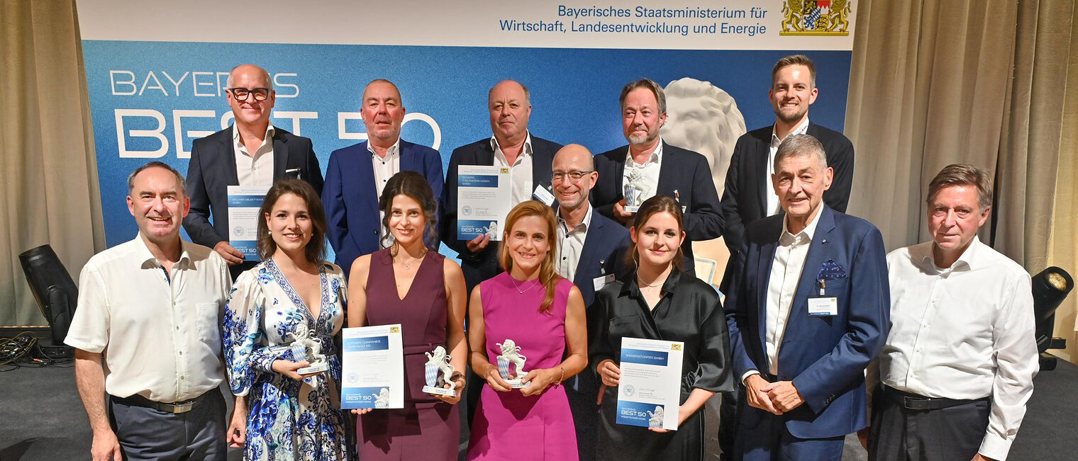 Bayerns Wirtschaftsminister Hubert Aiwanger und Präsident Dr. Georg Haber bei der Preisverleihung mit den Geehrten.