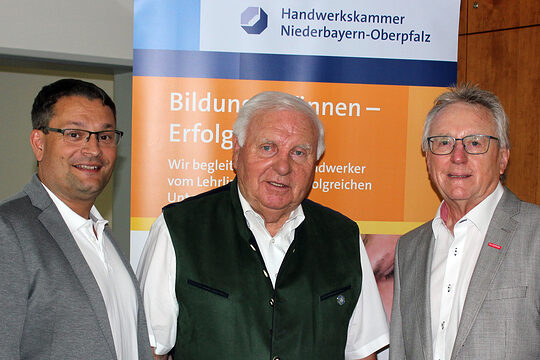 Gewerberatsgeschäftsführer Alexander Stahl mit Manfred Krä und dem neuen stv. Vorsitzenden des Gewerberates Konrad Treitinger.