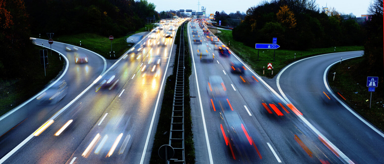 Eine Autobahnausfahrt wird von der Vogelperspektive festgehalten.