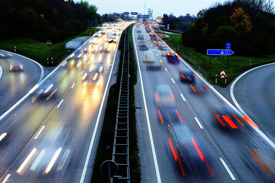 Eine Autobahnausfahrt wird von der Vogelperspektive festgehalten.