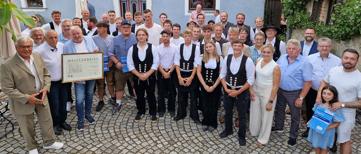 Die freigesprochenen Gesellen für das Baugewerbe der Nordoberpfalz mit den Ehrengästen.