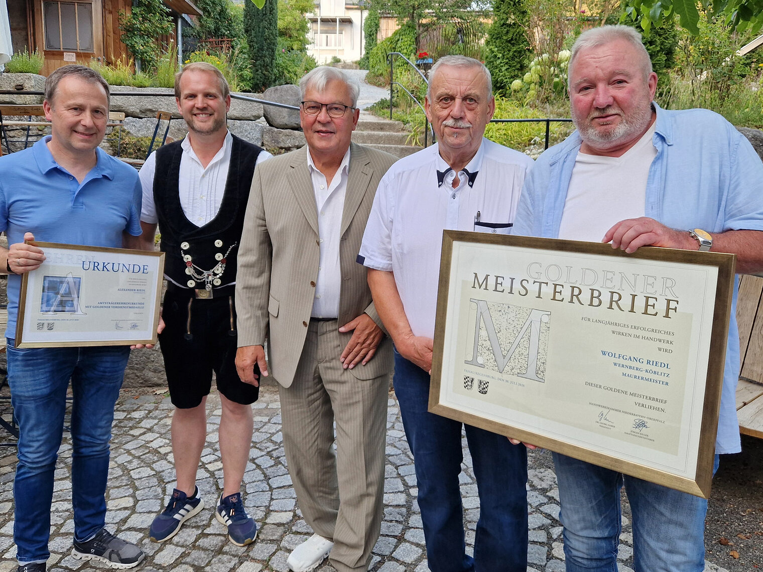 Maurermeister Wolfgang Riedl erhielt den Goldenen Meisterbrief und Alexander Riedl wurde die Amtsträgerehrenurkunde überreicht.